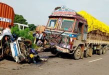 UP: फसल काटने जा रहे मजदूरों से भरी ट्रैक्टर ट्रॉली को ट्रक ने मारी टक्कर, दो महिला समेत चार की मौत, 15 घायल ट्रक ट्रैक्टर टक्कर