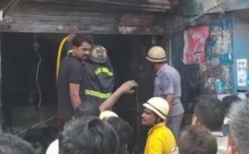 कैंट में शार्टसर्किट से लगी दुकान में आग, खाक में मिला लाखों का पान मसाला, बीड़ी-सिगरेट दुकान में आग