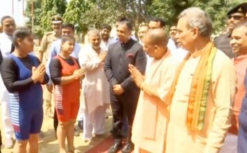 बागपत दौरे पर पहुंचे CM योगी से शूटर दादी प्रकाशी तोमर ने की मुलाकात, शूटिंग रेंज बनाने की रखी मांग बागपत में सीएम योगी