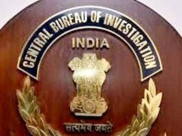रंगे हाथ घूस लेते पकड़े गए IRS अफसर को लखनऊ CBI की स्पेशल कोर्ट ने सुनाई छह साल की सजा, जुर्माना भी लगाया अधिकारी अरविंद मिश्रा