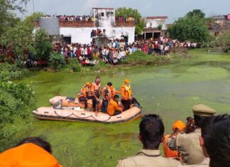 तालाब में पलटी ट्रैक्‍टर