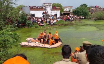 तालाब में पलटी ट्रैक्‍टर