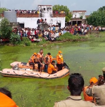 तालाब में पलटी ट्रैक्‍टर