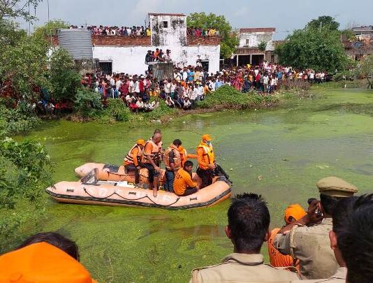 तालाब में पलटी ट्रैक्‍टर