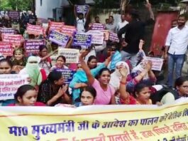 नियुक्ति के लिए शिक्षक भर्ती के अभ्यर्थियों ने घेरा शिक्षा मंत्री का आवास, प्रदर्शन कर सीएम के आदेश का पालन की उठाई मांग ओबीसी व एससी वर्ग