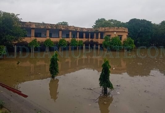 भारी बारिश के चलते लखनऊ में इंटर तक के सभी स्कूल-कालेज बंद