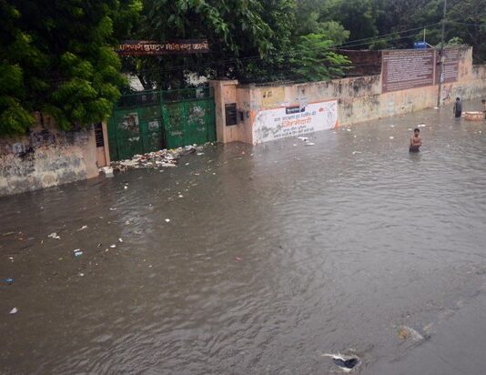 लखनऊ में स्‍कूल बंद