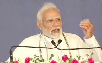 गुजरात में PM मोदी का विपक्ष पर हमला, वे हमारे ऊपर चिल्लाते हैं, क्या हम भ्रष्टाचारियों के खिलाफ कार्रवाई न करें? गुजरात में मोदी