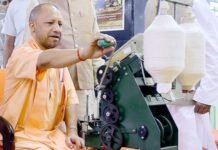 गांधी जयंती पर सीएम योगी ने चलाया चरखा, “कहा, बापू के चरणों में नमन कर विनम्र श्रद्धांजलि करता हूं अर्पित” योगी ने चलाया चरखा