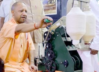 योगी ने चलाया चरखा