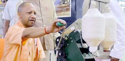 योगी ने चलाया चरखा