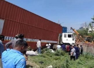वडोदरा में ट्रेलर ने ऑटो को कुचला 11 यात्रियों की दर्दनाक मौत, तीन भर्ती आटो को कुचल दिया