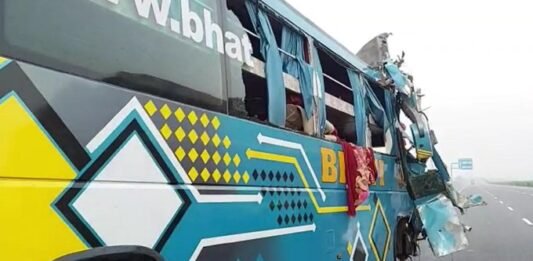 अब आगरा-लखनऊ एक्सप्रेस-वे पर दुर्घटनाग्रस्त हुई स्लीपर बस, मासूम समेत चार की मौत, 42 घायल दुर्घटनाग्रस्त स्लीपर बस