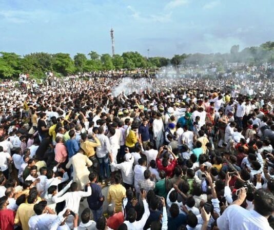 राजकीय सम्मान के साथ ‘धरतीपुत्र’ मुलायम सिंह पंचतत्व में विलीन, अखिलेश ने दी मुखाग्नि, अंतिम यात्रा में उमड़ा जन सैलाब धरतीपुत्र पंचतत्व में विलीन