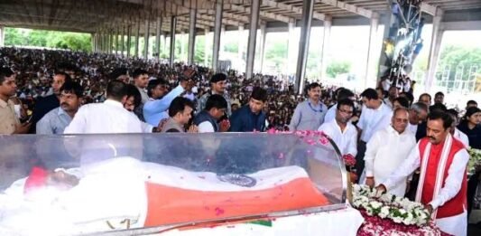 मुलायम सिंह यादव के अंतिम दर्शन को उमड़ी भीड़, समर्थक व आम जनता समेत दिग्गज नेताओं ने दी नम आंखों से श्रद्धांजलि मुलायम सिंह अंतिम दर्शन