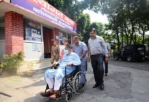 अग्रिम जमानत के बाद लिवाना अग्निकांड का आरोपित व्हील चेयर पर पहुंचा कोतवाली, हजरतगंज पुलिस ने दो घंटे की पूछताछ लिवाना अग्निकांड का आरोपित