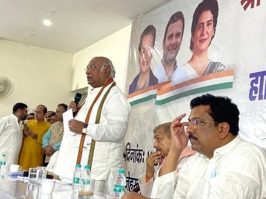 समर्थन के लिए लखनऊ पहुंचे कांग्रेस अध्यक्ष उम्मीदवार मल्लिकार्जुन खड़गे ने कहा, BJP-RSS “फूट डालो, राज करो” की नीति पर कर रही काम लखनऊ पहुंचे मल्लिकार्जुन खड़गे