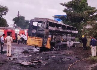 नासिक में बड़ा हादसा, मुंबई जा रही बस में ट्रक की टक्कर से लगी आग, 12 यात्रियों की जिंदा जलने से मौत, 30 से ज्यादा घायल बड़ा सड़क हादसा