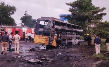 नासिक में बड़ा हादसा, मुंबई जा रही बस में ट्रक की टक्कर से लगी आग, 12 यात्रियों की जिंदा जलने से मौत, 30 से ज्यादा घायल बड़ा सड़क हादसा