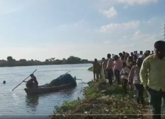 गोमती में प्रतिमा विसर्जन