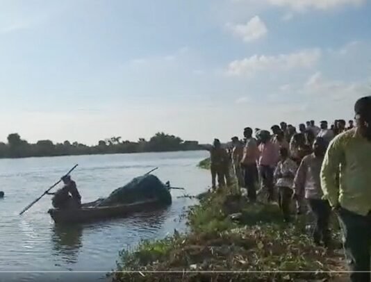 गोमती में प्रतिमा विसर्जन