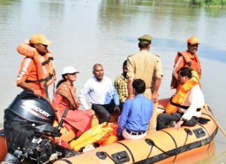 मोटरबोट से पहुंचीं कमिश्‍नर