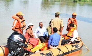 मोटरबोट से पहुंचीं कमिश्‍नर