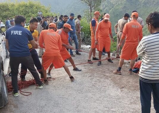 अब उत्तराखंड में बड़ा सड़क हादसा, बारात लेकर जा रही बस खाई में गिरी, 25 बारातियों की मौत, 21 घायल खाई में गिरी बस