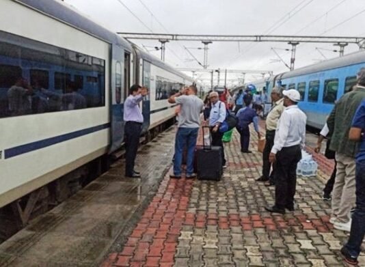 तकनीकी खराबी के चलते लगातार तीसरे दिन चर्चा में आई ‘वंदे भारत’, बीच रास्ते बदलनी पड़ी ट्रेन, शताब्दी से वाराणसी गए यात्री वंदे भारत