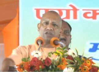 मंच से बोले सीएम योगी, कानून-व्यवस्था पर खतरा बनने वालों का कर देंगे जीना हराम जीना हराम