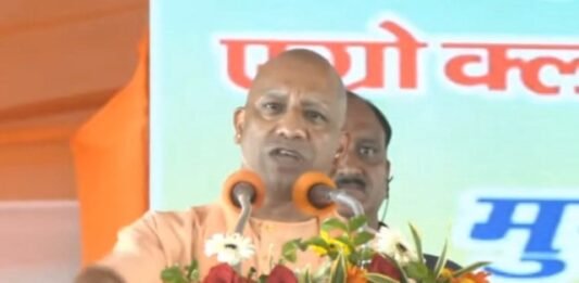 मंच से बोले सीएम योगी, कानून-व्यवस्था पर खतरा बनने वालों का कर देंगे जीना हराम जीना हराम