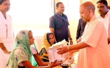 राहत सामग्री का वितरण