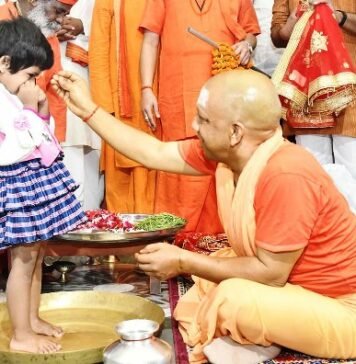 महानवमी पर कन्या-पूजन कर सीएम योगी ने की लोक कल्याण की कामना योगी कन्या पूजन