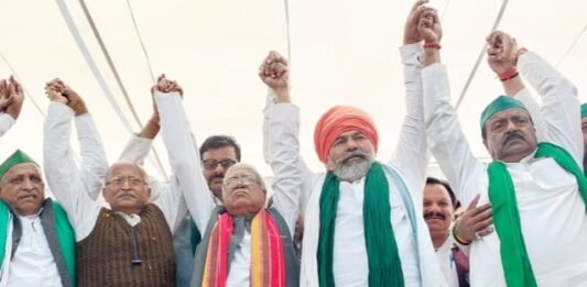 लखनऊ की महापंचयात में राकेश टिकैत ने बोला भाजपा सरकारों पर हमला, बड़ी लड़ाई के लिए किसानों से की ट्विटर भी चलाना सीखने की अपील लखनऊ की महापंचयात