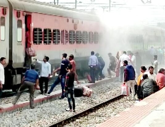 आंध्र प्रदेश: चित्तूर में बेंगलुरु-हावड़ा एक्सप्रेस ट्रेन के डिब्बे में लगी आग