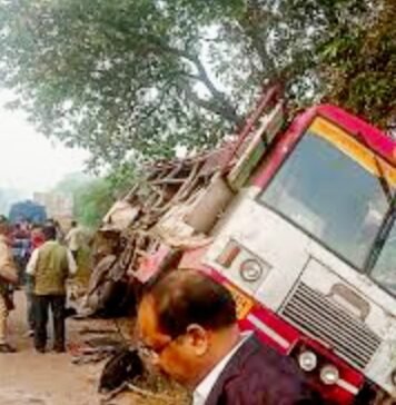 UP में भीषण सड़क हादसा, तेज रफ्तार ट्रक ने रोडवेज बस को मारी टक्कर, छह यात्रियों की मौत, 15 घायल भीषण सड़क हादसा
