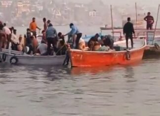 बीच गंगा में 34 पर्यटकों से भरी नाव में भरा पानी, ऐसे बचाई गई जान, दो को कराना पड़ा भर्ती नाव में भरा पानी