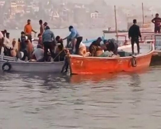 बीच गंगा में 34 पर्यटकों से भरी नाव में भरा पानी, ऐसे बचाई गई जान, दो को कराना पड़ा भर्ती नाव में भरा पानी