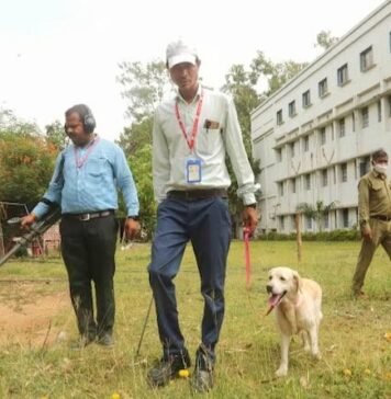 प्राथमिक विद्यालय में तीन बम मिलने से मचा हड़कंप, जांच में जुटी पुलिस स्कूल में बम