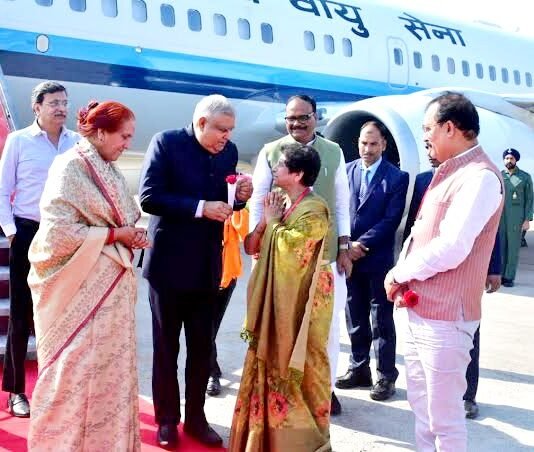 लखनऊ पहुंचे उपराष्ट्रपति जगदीप धनखड़ का डिप्टी सीएम व मेयर ने किया स्वागत लखनऊ पहुंचे उपराष्ट्रपति