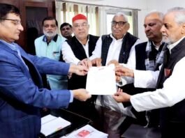 चुनाव आयोग से मिला सपा का प्रतिनिधिमंडल, की जसवंतनगर से DM व SSP को हटाने की मांग चुनाव आयोग