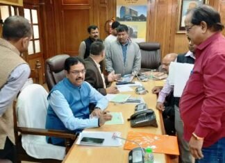 LDA की जनता अदालत में छलका बुजुर्ग का दर्द, आवंटन के 15 साल बाद भी नहीं हुई प्लॉट की रजिस्ट्री, दौड़ाने वाले बाबू फिर से सिखा रहें क, ख, ग जनता अदालत