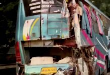 यूपी: एक्सप्रेस-वे पर तेज रफ्तार प्राइवेट बसों में भिड़त, तीन यात्रियों को गंवानी पड़ी जान, 13 घायल, ओवरटेक के दौरान हुई दुर्घटना स्लीपर बस