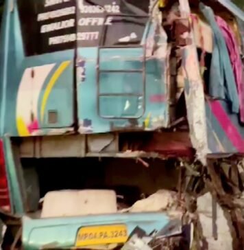 यूपी: एक्सप्रेस-वे पर तेज रफ्तार प्राइवेट बसों में भिड़त, तीन यात्रियों को गंवानी पड़ी जान, 13 घायल, ओवरटेक के दौरान हुई दुर्घटना स्लीपर बस