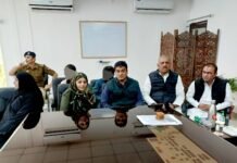 परिवार के साथ सपा विधायक इरफान सोलंकी ने पुलिस कमिश्नर के सामने किया सरेंडर सपा विधायक इरफान सोलंकी