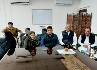 परिवार के साथ सपा विधायक इरफान सोलंकी ने पुलिस कमिश्नर के सामने किया सरेंडर सपा विधायक इरफान सोलंकी