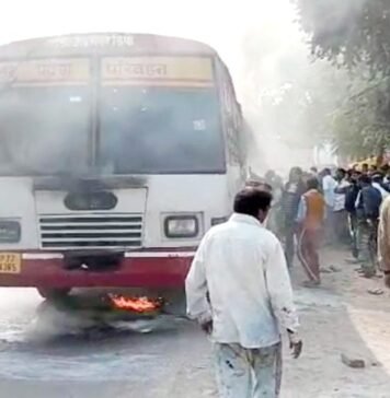 चलती बस में लगी