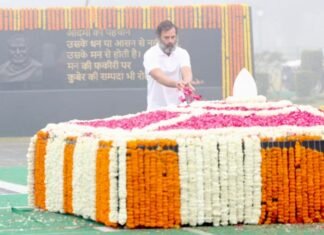 श्रद्धांजलि अर्पित करते राहुल