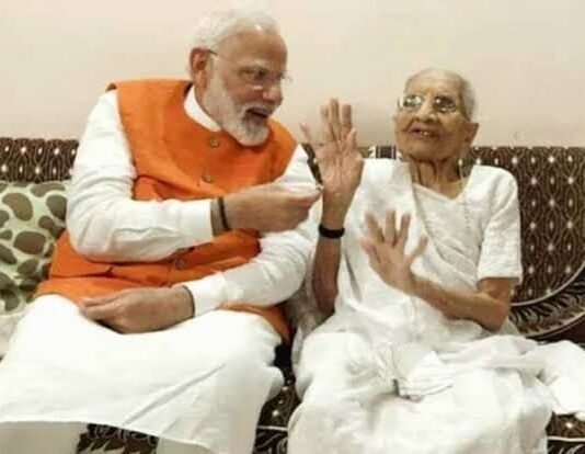 PM मोदी की मां हीराबेन की बिगड़ी तबीयत, हालचाल लेने अस्पताल पहुंचे प्रधानमंत्री हीराबेन