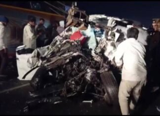 बस-कार की टक्कर में नौ की मौत, 30 घायल, ड्राइवर को हार्ट अटैक आने से हुआ हादसा ड्राइवर को हार्ट अटैक